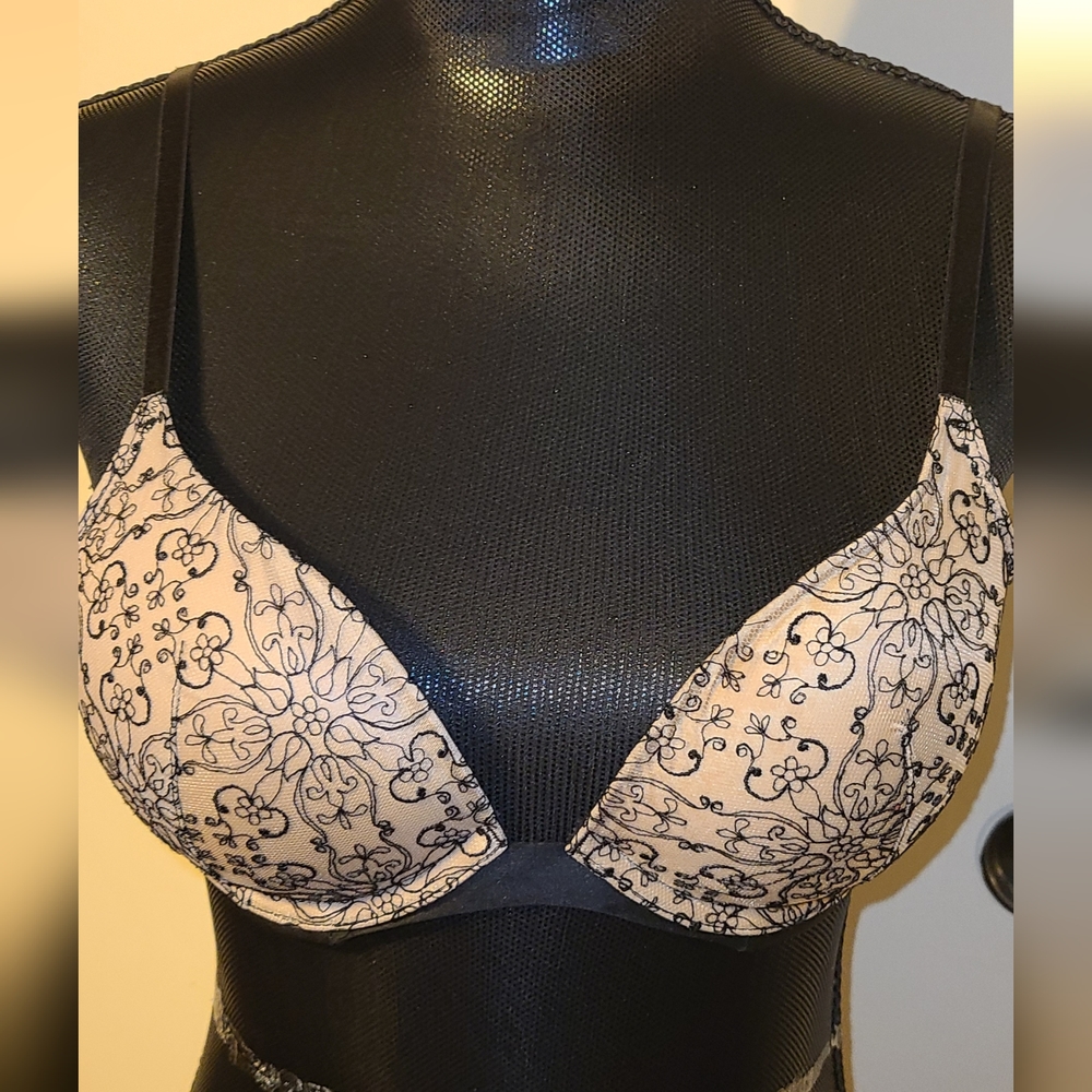 Victoria's secret very sexy push up bra